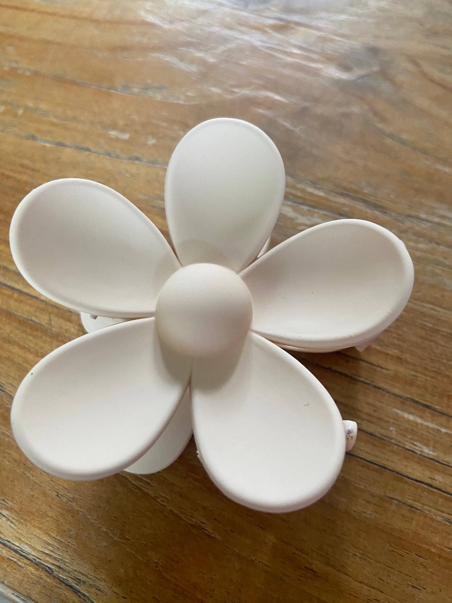 Bloemen haarclip donker beige