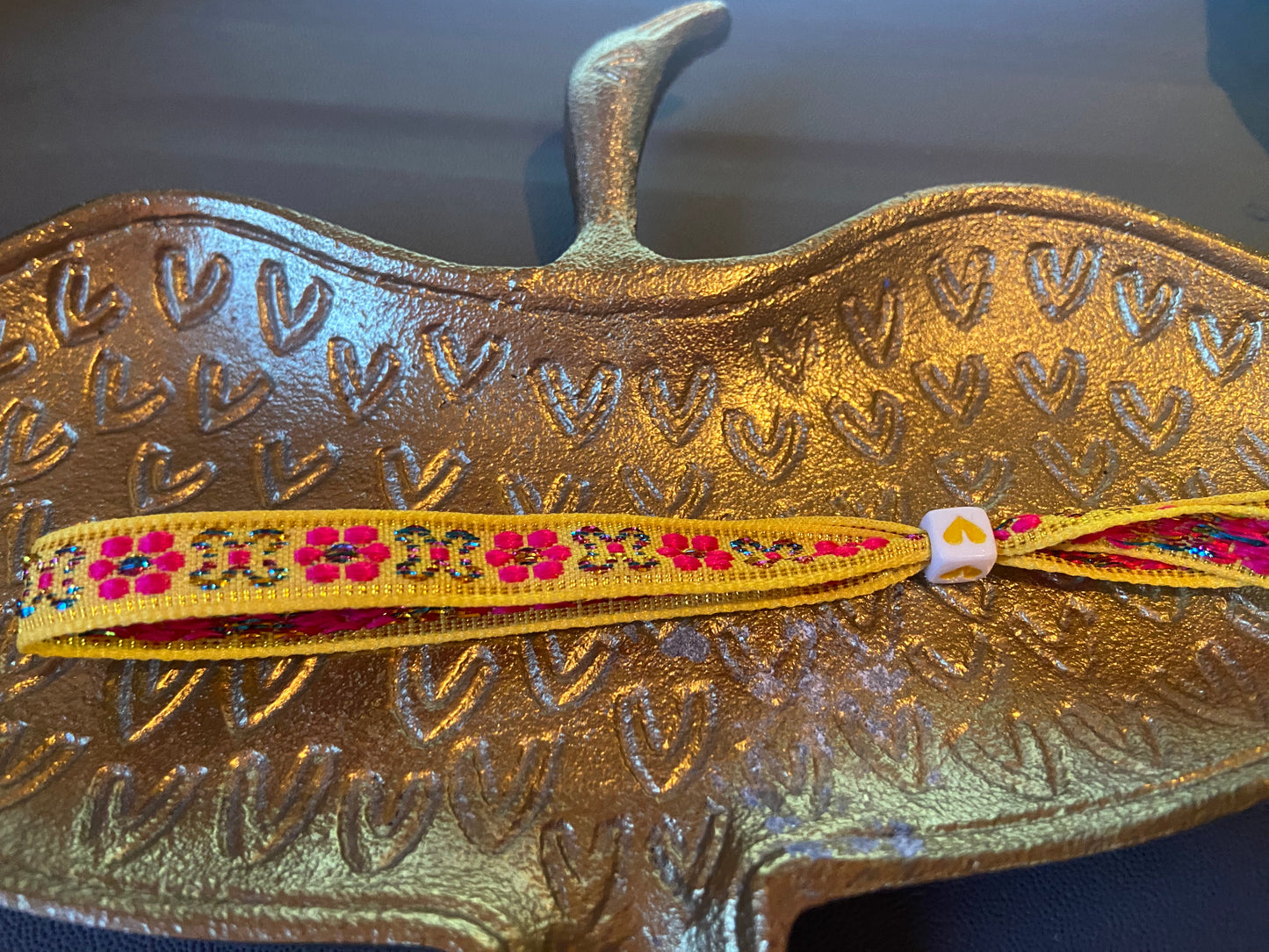 Flower armband geel